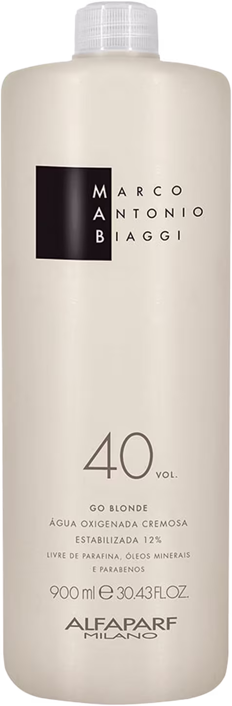 A imagem mostra a Água Oxigenada Go Blonde 40 Volumes 900ml da marca MAB Marco Antônio de Biaggi by Alfaparf Milano. É uma embalagem plástica branca com texto em preto. O rótulo destaca que o produto é isento de parafina, óleos minerais e parabenos.