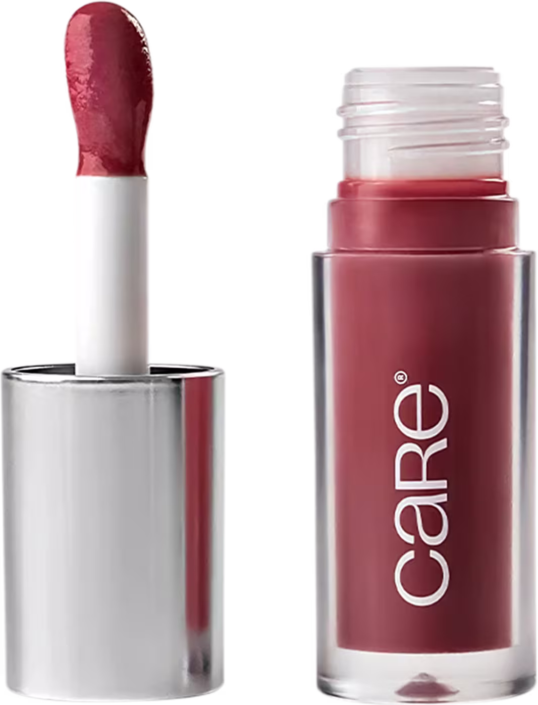 A imagem mostra o Lip Oil de Care Natural Beauty. Possui uma embalagem transparente de plástico, semelhante a um batom líquido. Possui cor marrom e a embalagem apresenta o logotipo "Care" em letras brancas. A tampa prata com aplicador.