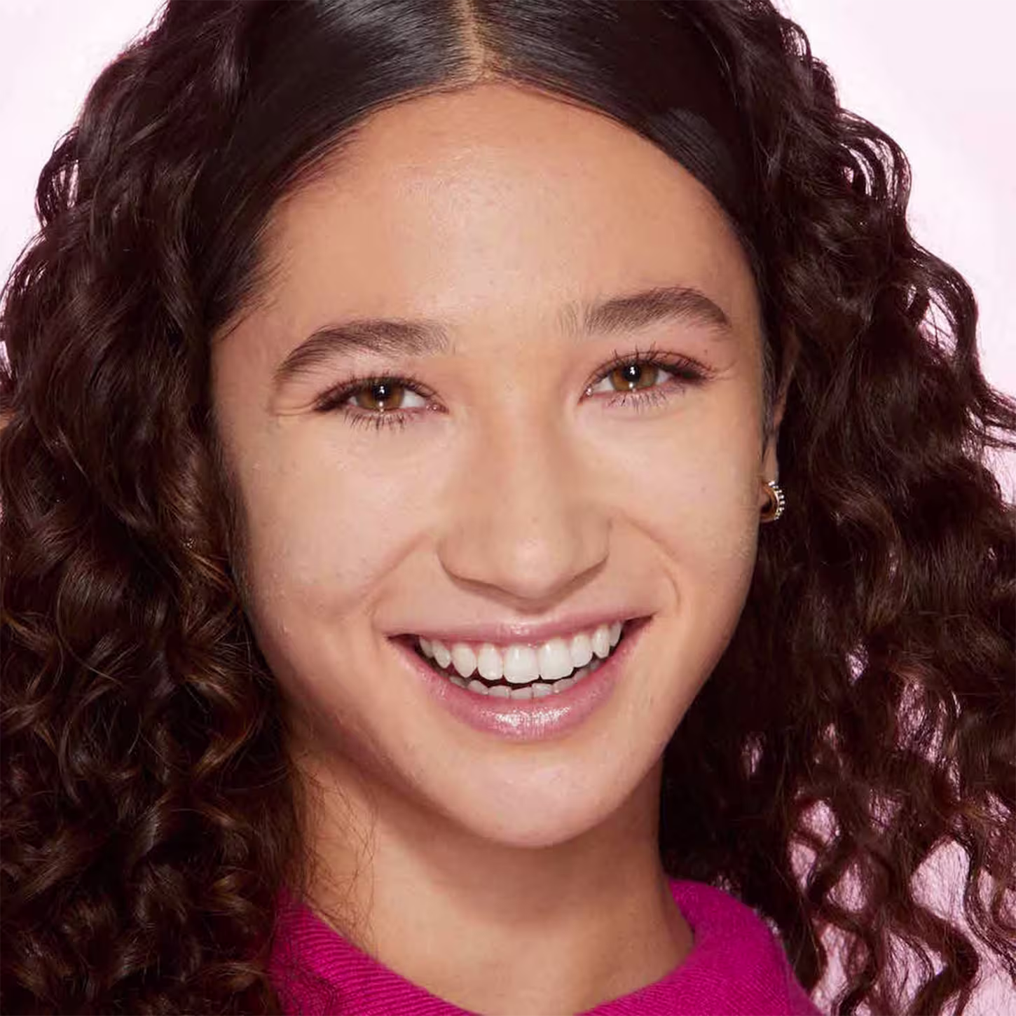 A imagem mostra o rosto de uma mulher usando a base líquida.