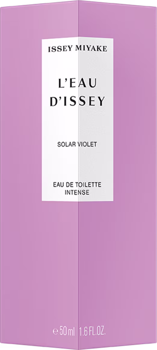 A imagem mostra a embalagem do perfume "L'Eau d'Issey Solar Violet" da marca Issey Miyake. É uma caixa retangular de cor lilás claro. No centro da caixa, há um rótulo branco com o nome do perfume, marca, tipo de concentração e volumetria.