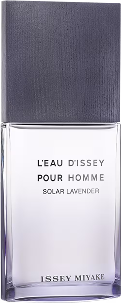 A imagem mostra o frasco de perfume masculino L’Eau d’Issey pour Homme Solar Lavender da marca Issey Miyake. O frasco é retangular, com um corpo transparente que deixa ver o líquido incolor dentro e topo cinza fosco.