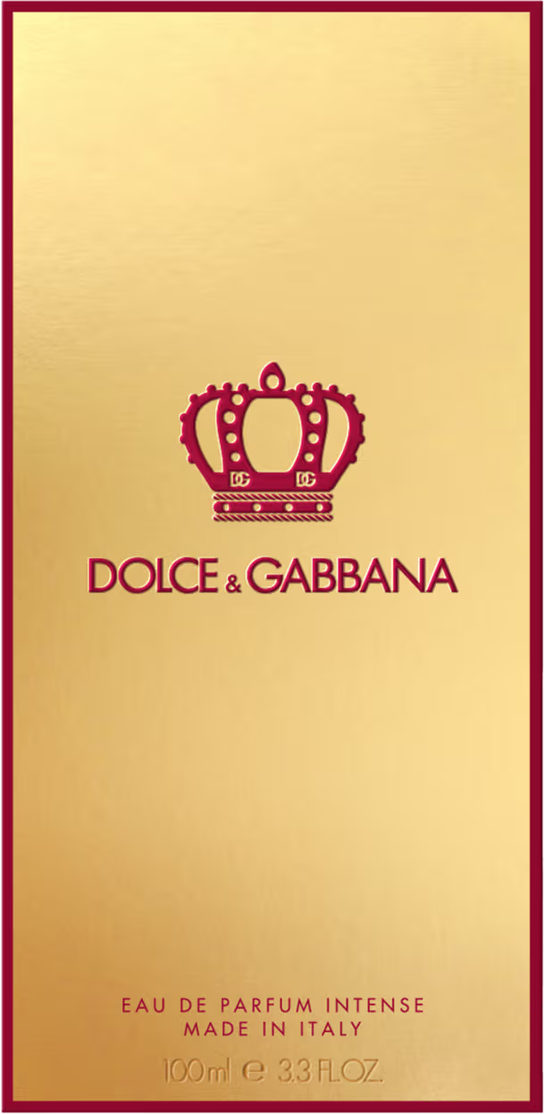 A imagem mostra a embalagem do perfume Q by Dolce&Gabbana Intense. É uma caixa retangular de cor dourada. No centro da caixa, há um rótulo vermelho com o desenho de uma coroa, nome da marca e , mais abaixo, a volumetria.