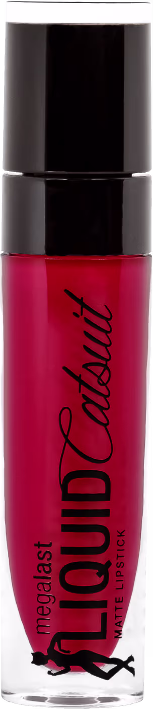 A imagem mostra um batom líquido em frasco cilíndrico, transparente e tem uma tampa preta na parte superior. O produto em si é de uma cor vermelha vibrante e o nome da marca está escrito em letras pretas no frasco transparente.