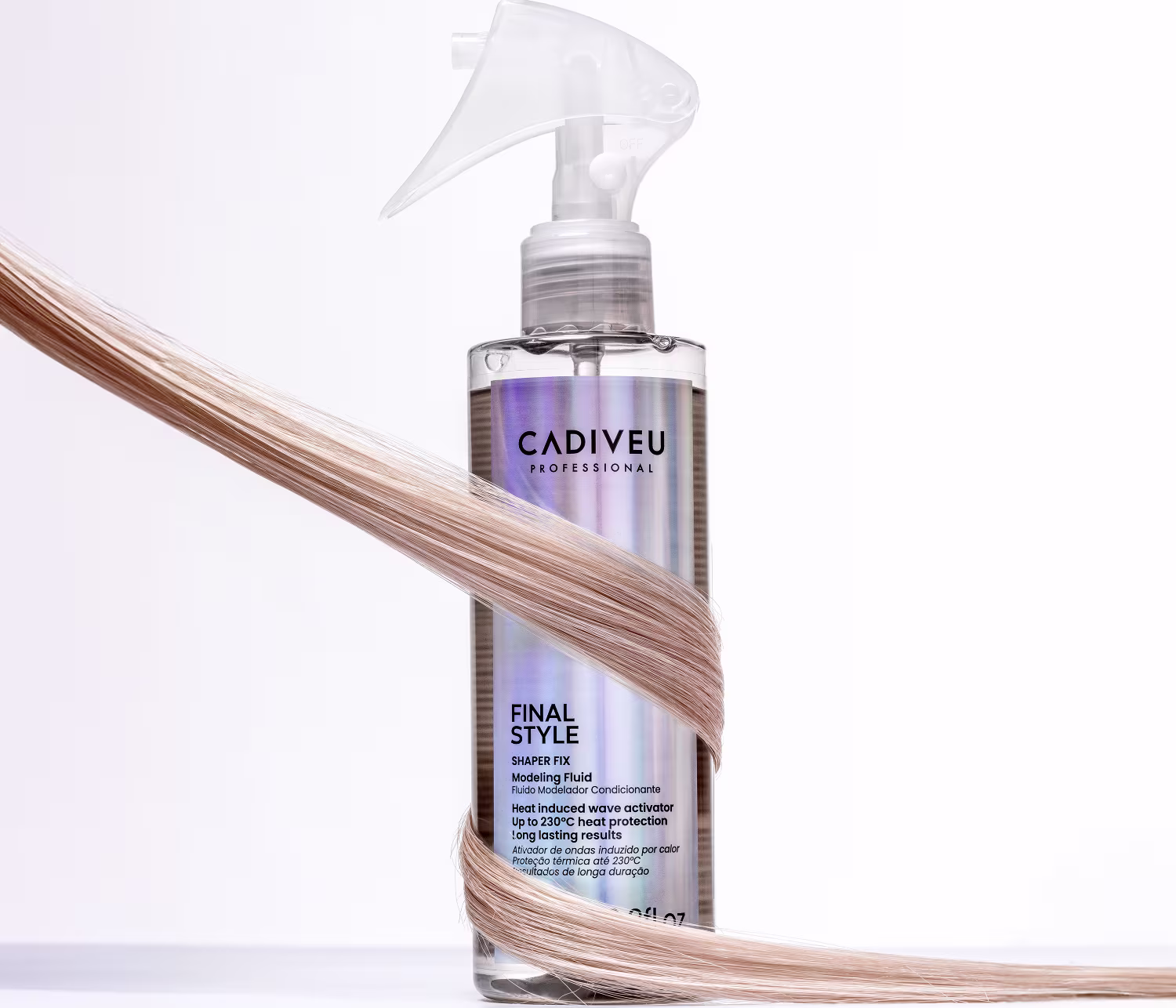 A imagem mostra o produto Cadiveu Professional Final Style Shaper Fix, envolto com uma mecha de cabelo loiro. O frasco é transparente e tem um aplicador tipo borrifador na parte superior.