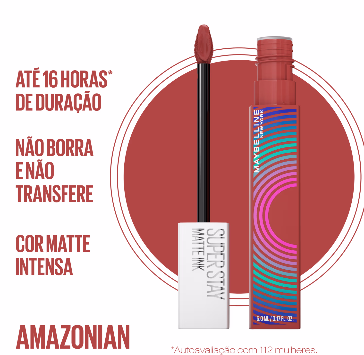 A imagem mostra o batom líquido destampado, mostrando um tom vinho intenso. A embalagem cilíndrica transparente possui o rótulo listrado em tons de rosa e azul. Ao lado há um texto promocional destacando os benefícios do batom.