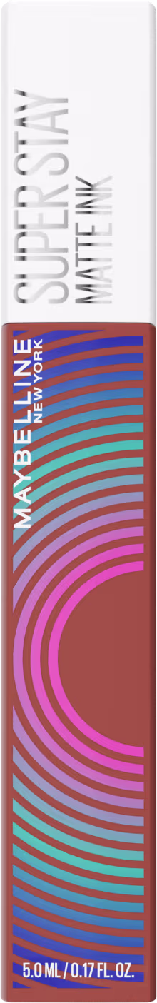 A imagem mostra o batom líquido matte da Maybelline, embalagem cilíndrica branca. Rótulo com fundo nude e listras onduladas em tons de rosa e azul.