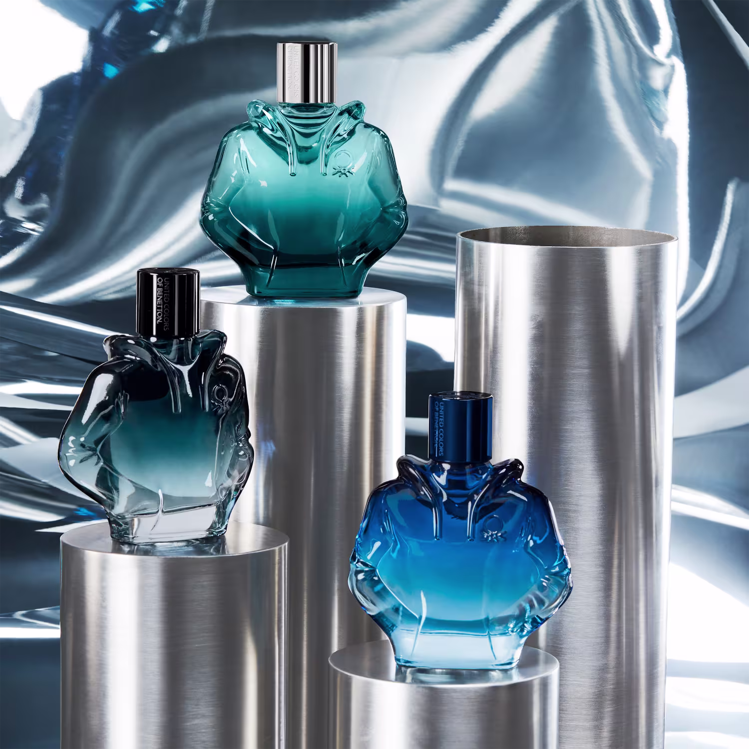 As 3 versões do We Are Tribe em plataforma metálicas na cor prata em diferentes níveis de altura.