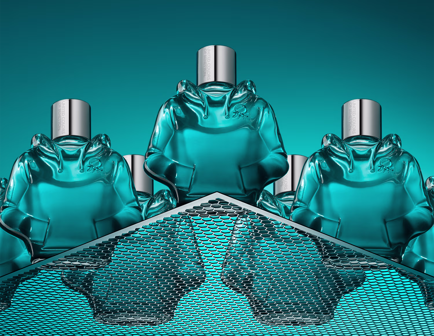 7 frascos do perfume dispostos em formação, 3 na frente e 4 atrás.