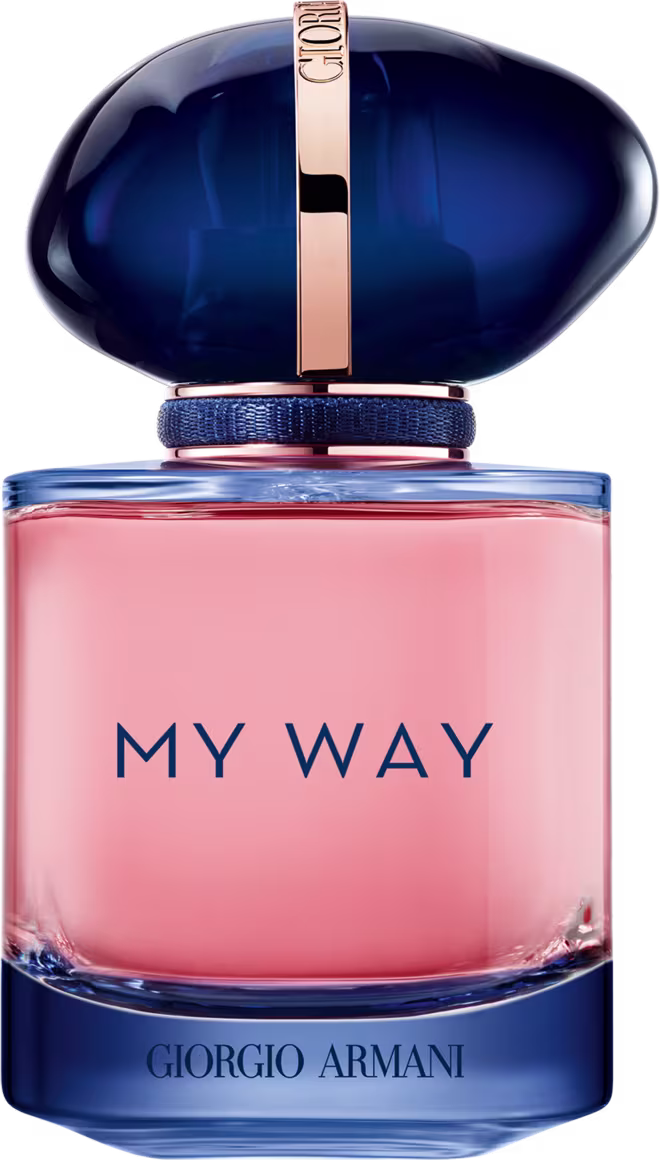 Um frasco de perfume da marca Giorgio Armani. A parte superior do é azul escuro brilhante, enquanto o frasco em si é transparente, permitindo ver o líquido rosa claro em seu interior. O nome "My Way", está impresso na parte frontal em letras escuras.