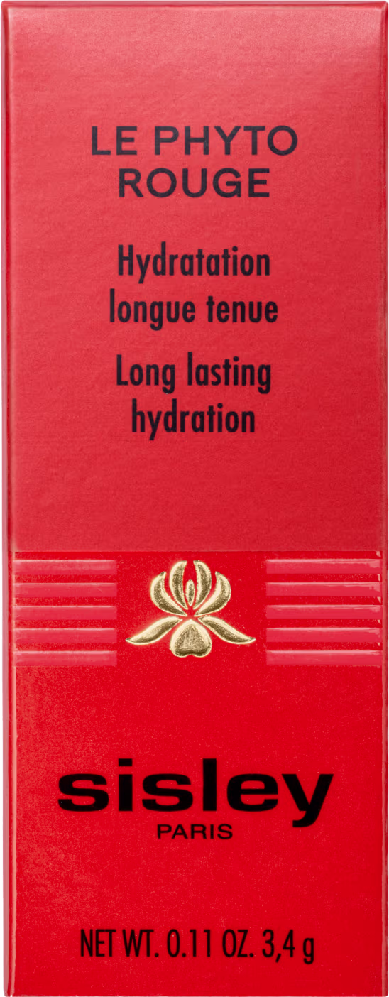 A imagem mostra a caixa do batom, toda vermelha, com um pequeno desenho dourado e letras pretas com informações de marca, linha, volumetria e tipo de produto.