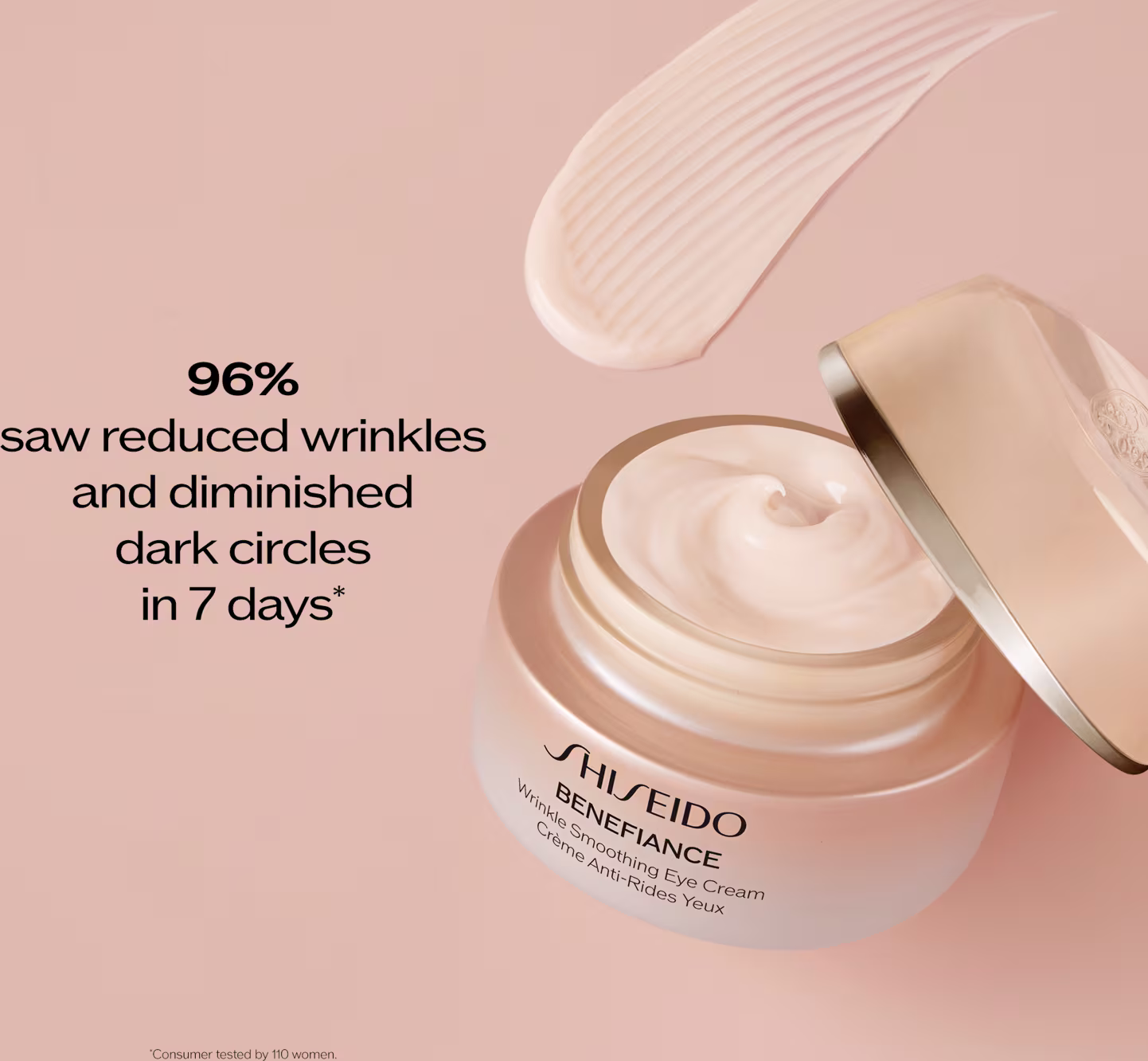O produto apresentado é um creme anti-idade para a área dos olhos da marca Shiseido. A embalagem é um pote de plástico bege com uma tampa branca. O creme tem uma textura cremosa e espessa, visível através da tampa parcialmente aberta.