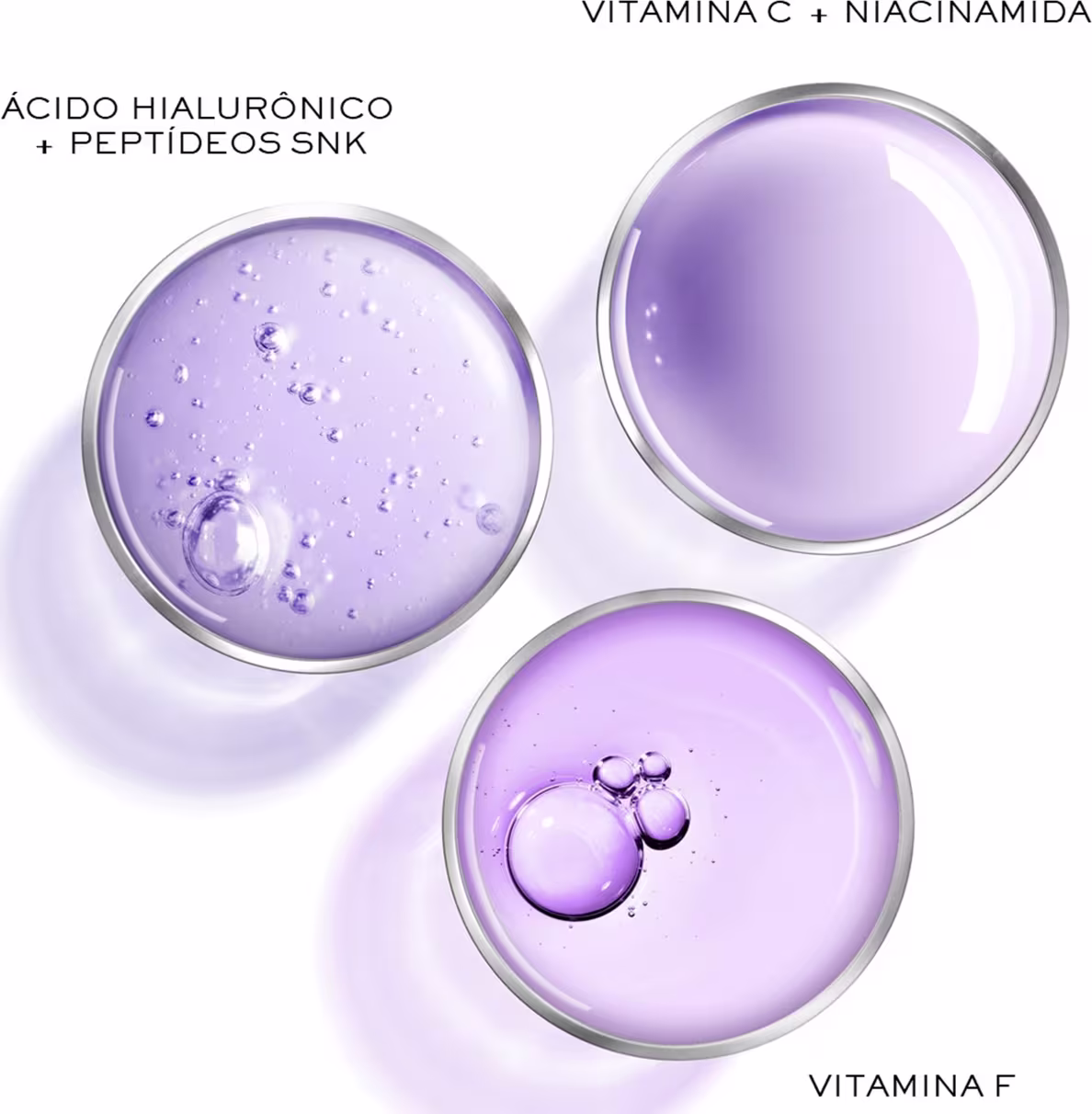 Três frascos de vidro transparente com formatos arredondados contendo líquidos de cor lilás e bolhas visíveis dentro dos líquidos.  Abaixo há textos descrevendo os ingredientes: Vitamina C + Niacinamida, Ácido Hialurônico + Peptídeos SNK e Vitamina E.