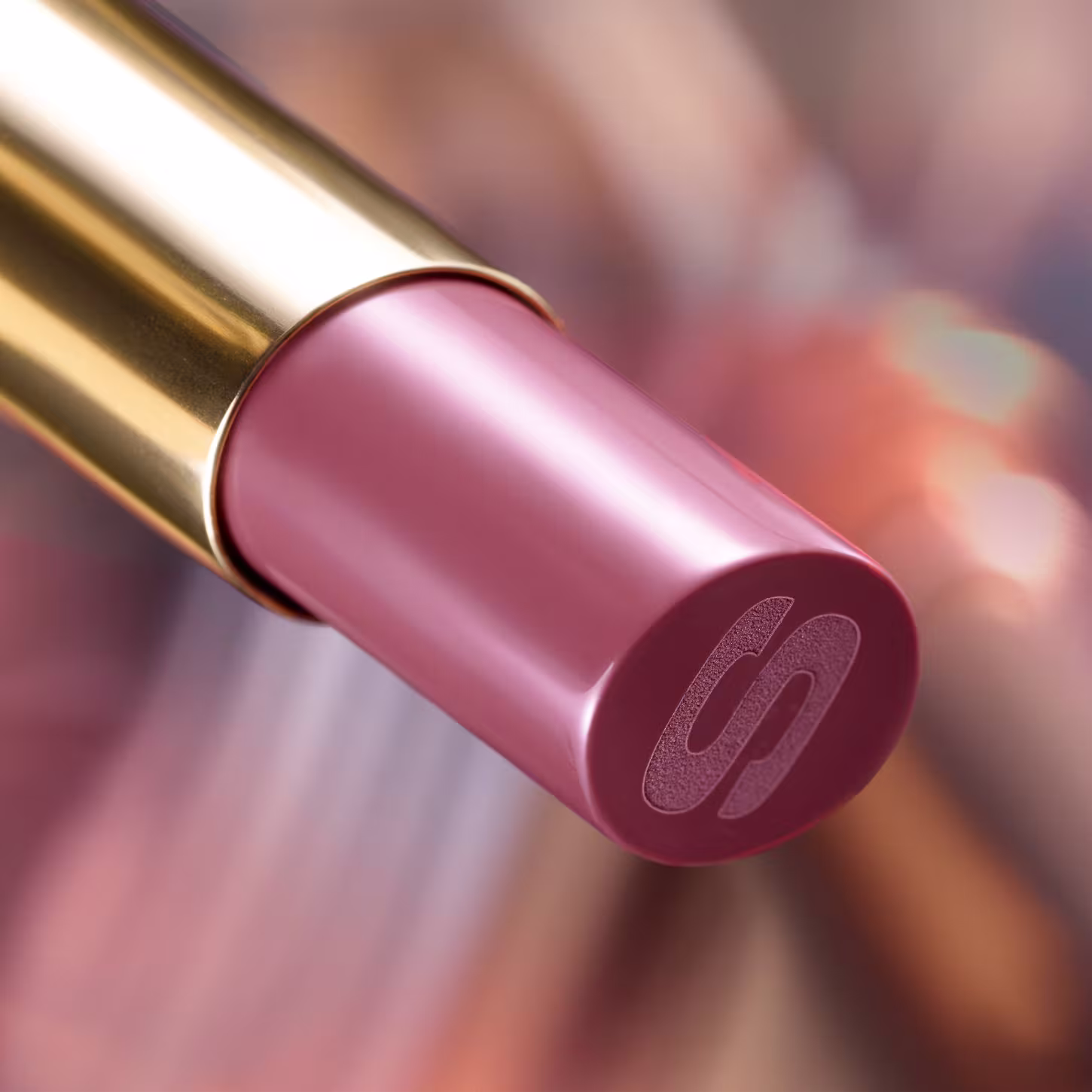 Imagem do bálsamo labial, ressaltando sua cor.