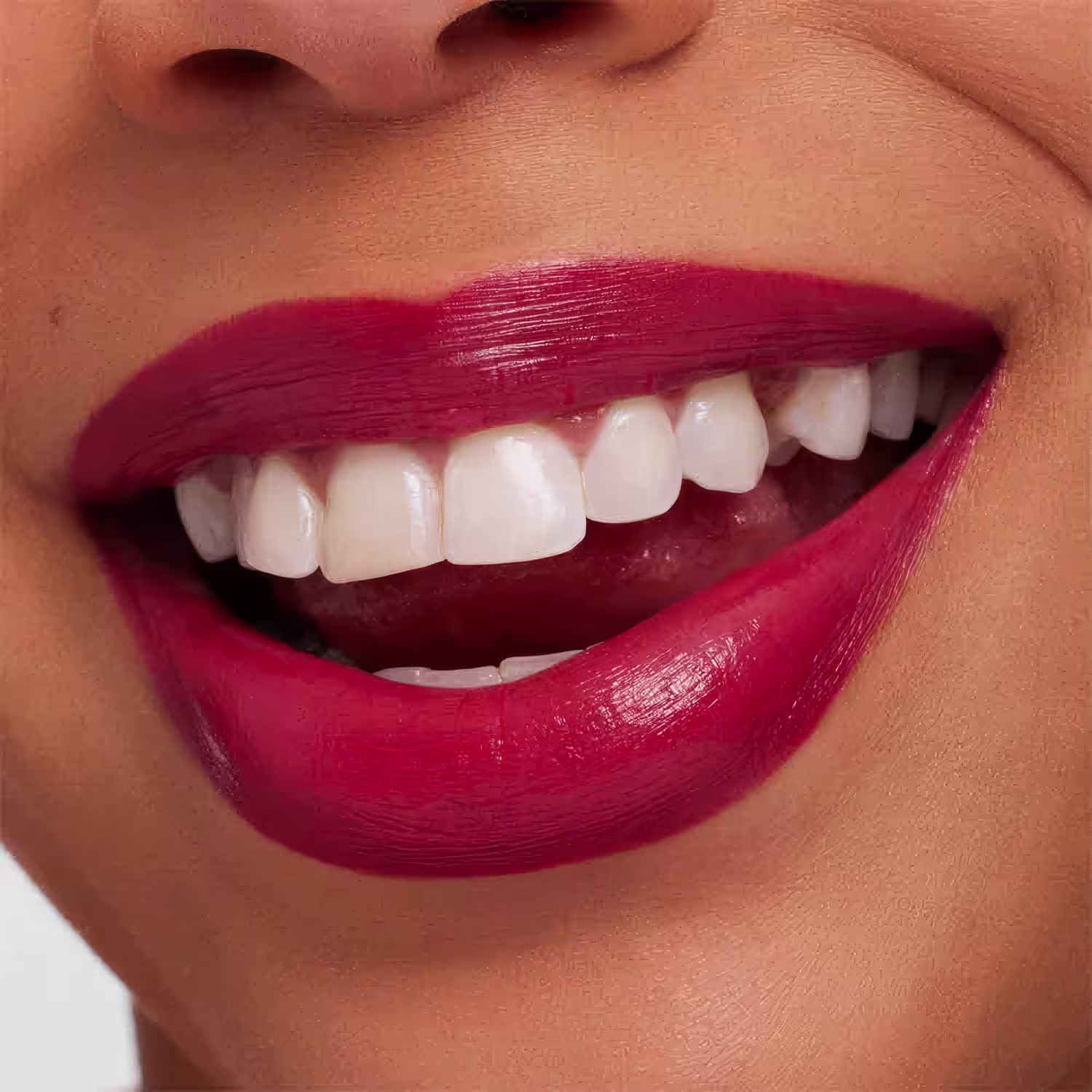 A imagem mostra a boca de uma mulher usando o batom.