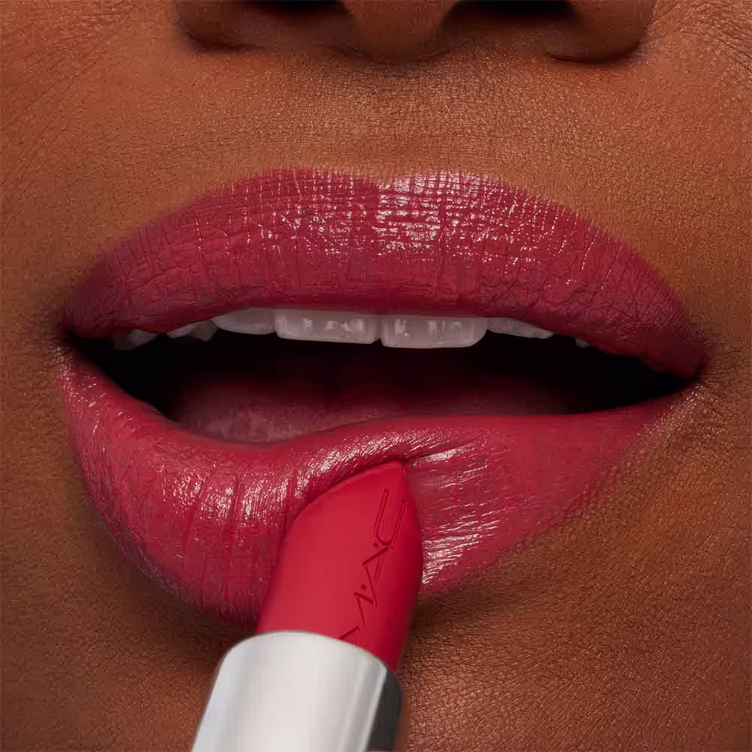 A imagem mostra uma mulher usando o batom.