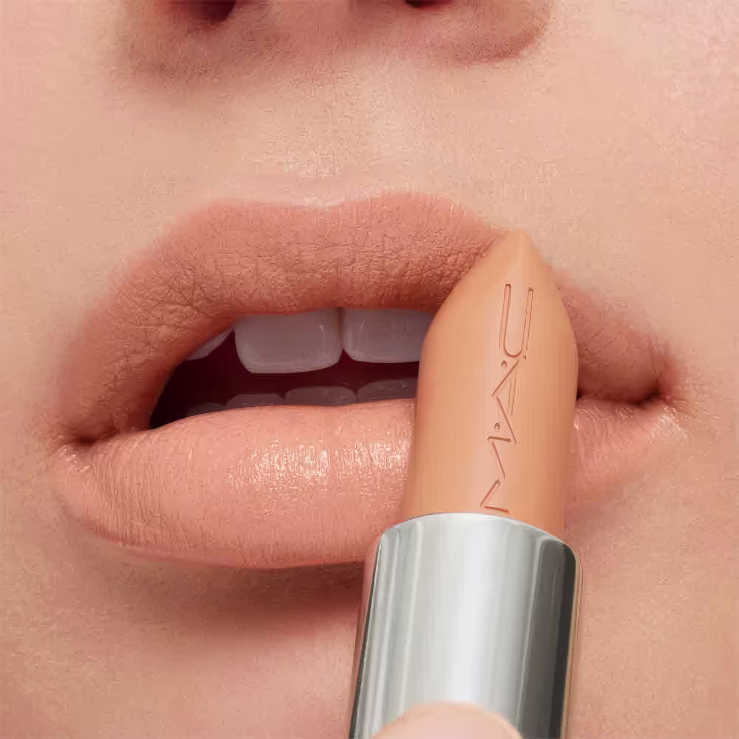 A imagem mostra uma mulher usando o batom.