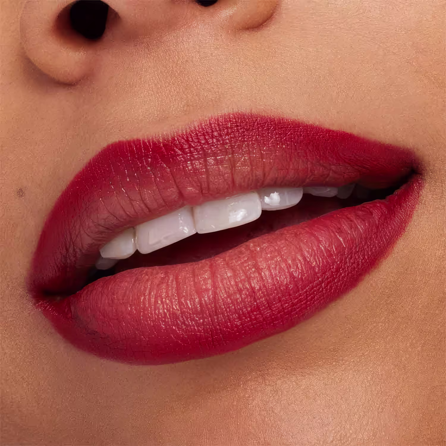 A imagem mostra a boca de uma mulher usando o lápis de boca.