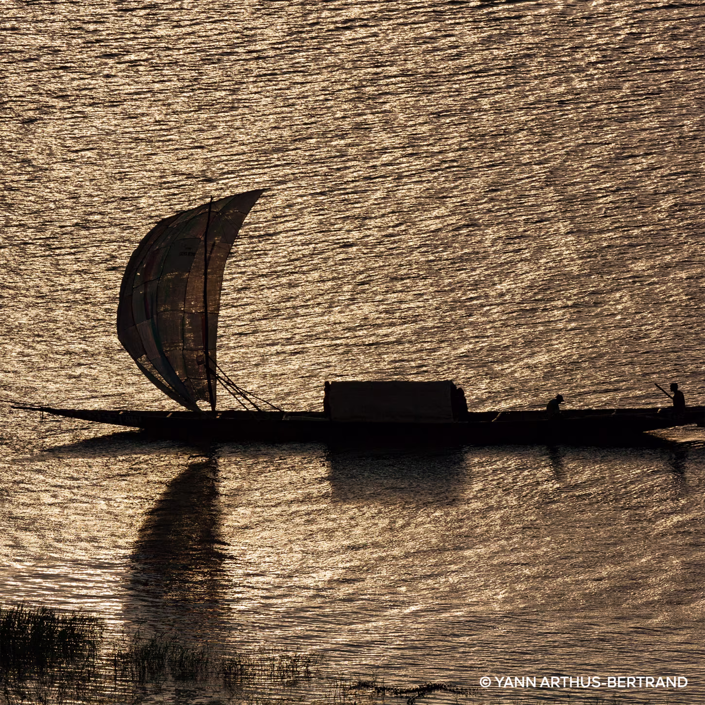 A imagem mostra um mar vasto e um barco no centro.