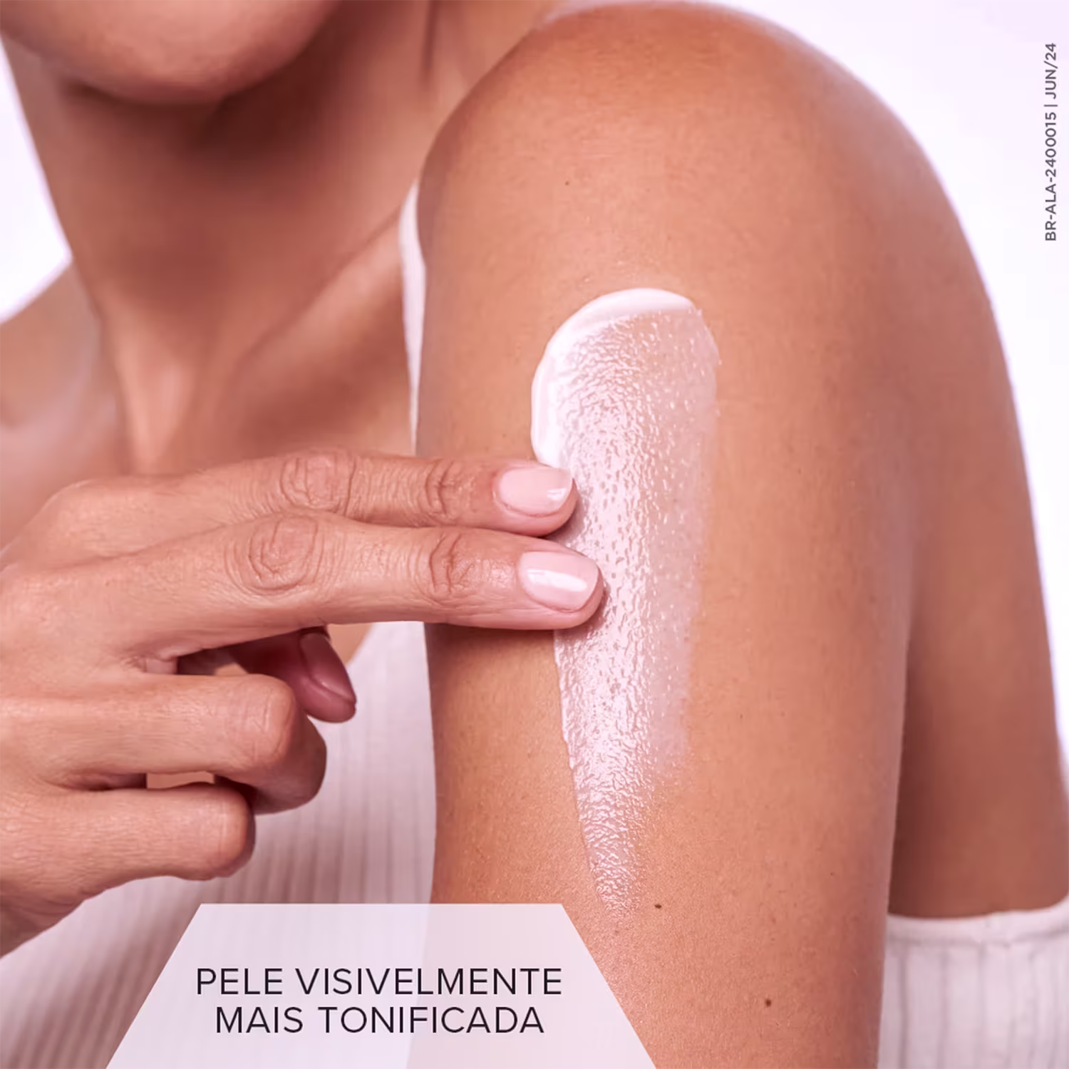 A imagem mostra uma mulher aplicando o produto no seu braço. O texto na imagem indica que o produto visa deixar a pele visivelmente mais tonificada.