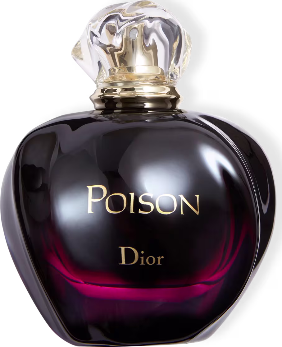 A imagem mostra o perfume em frasco de vidro em forma de coração com tampa de cristal facetado. O frasco é preto com detalhes em vermelho escuro, com o líquido translúcido no interior. Na parte frontal do frasco está escrito "Poison" em letras douradas.