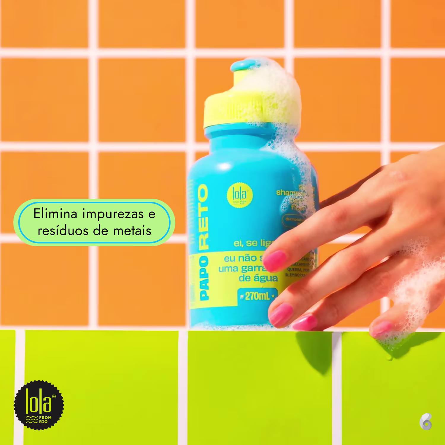 Produto de limpeza para cabelos, shampoo líquido da marca Lola. Embalagem plástica azul turquesa de 270ml com tampa amarela. Rótulo com o nome da marca e texto "Elimina impurezas e resíduos de metais" em português.