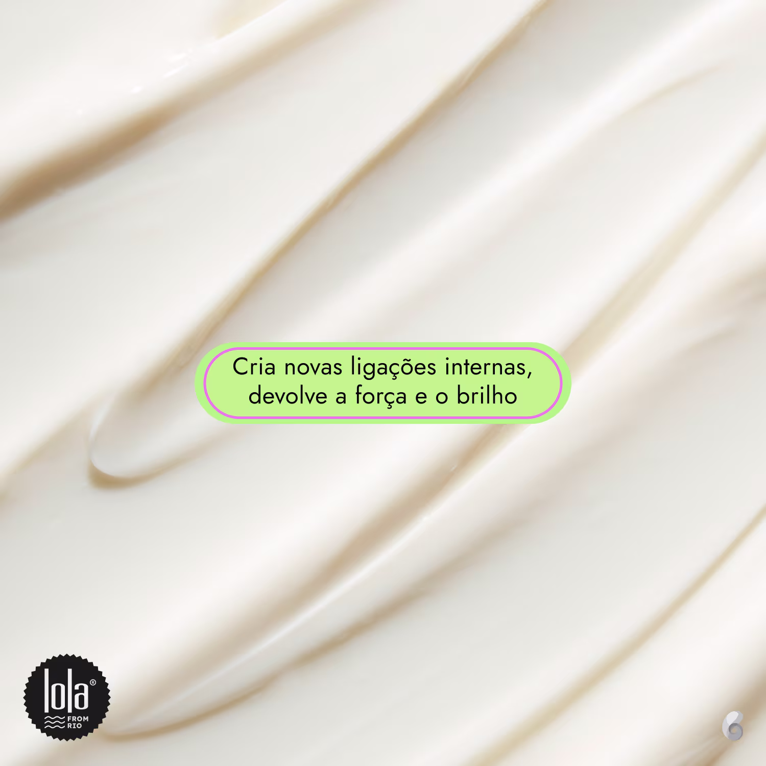 A foto mostra a textura de uma máscara capilar, de aspecto branco e cremoso. Há um texto em verde que diz "Cria novas ligações internas, devolve a força e o brilho".