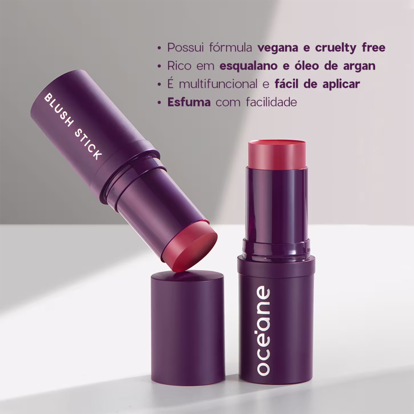 #PraCegoVer: Dois blushes em bastão com embalagem roxa e texto que destaca que a fórmula é vegana, livre de crueldade, rica em esqualano e óleo de argan, multifuncional, fácil de aplicar e esfuma com facilidade.