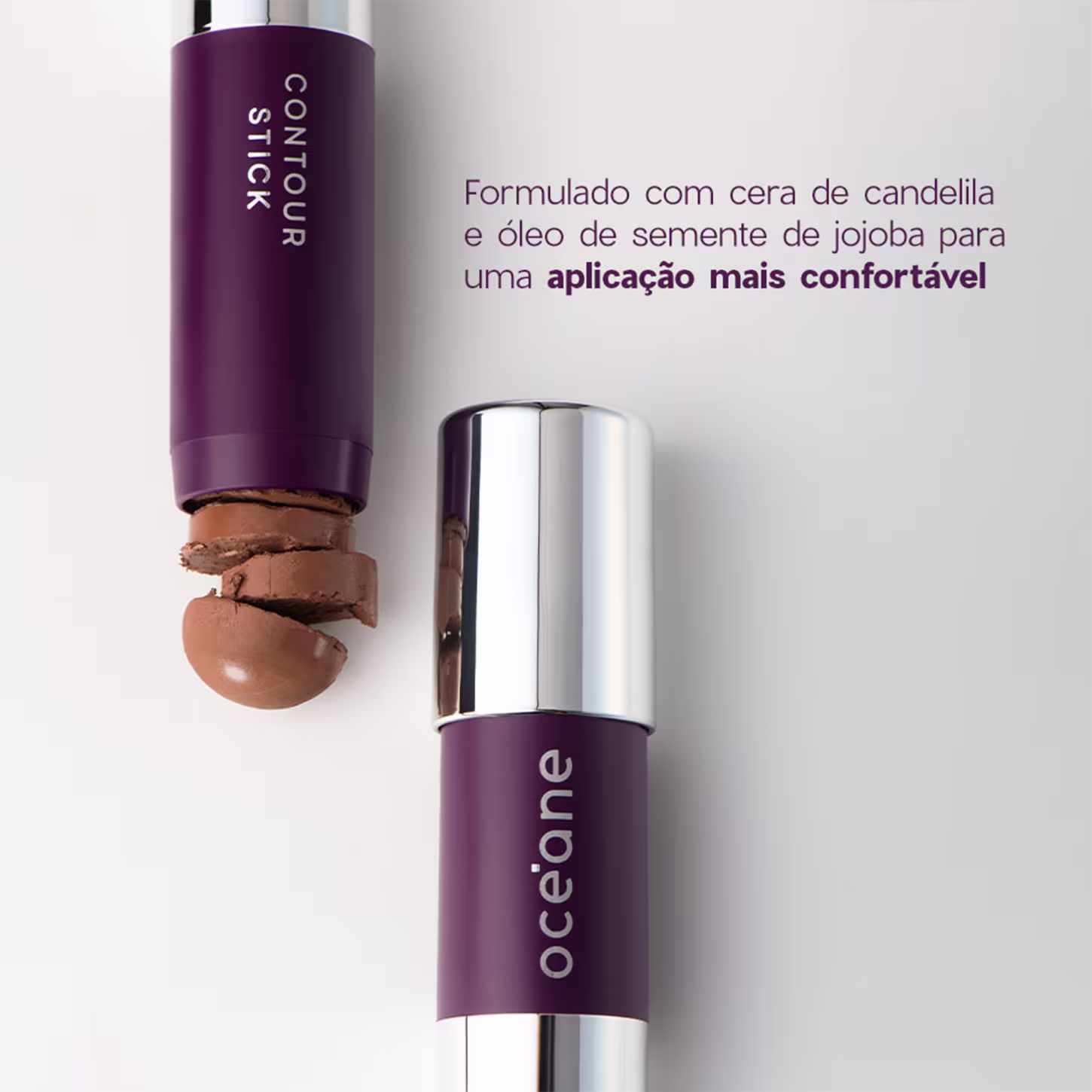 Com imagens do Contour Stick Océane há o seguinte texto: formulado com cera de candelila e óleo de semente de jojoba para aplicação confortável. A ponta do contour stick é visível, com uma cor marrom escura.