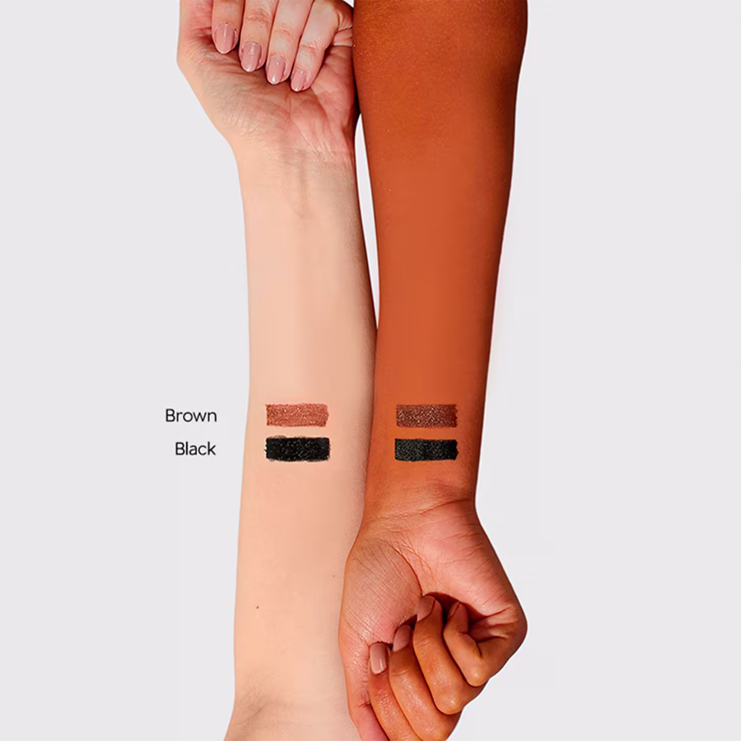 A imagem mostra os dois tons da caneta delineadora da Océane. Um é marrom, apresentado em uma barra retangular, e o outro é preto, em uma barra retangular semelhante. Estão aplicados em um antebraço e as palavras "Brown" e "Black" estão escritas ao lado