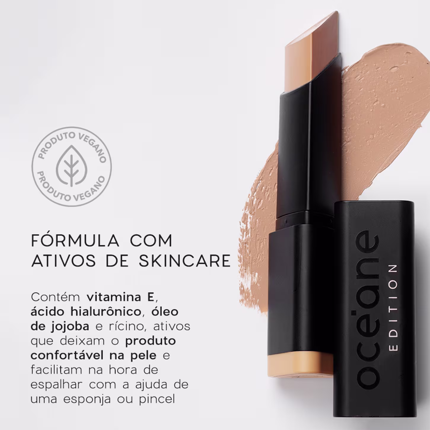 A imagem mostra a Base Océane Edition Foundation Stick em formato de bastão. Ao lado um texto descreve: "Fórmula com ativos de skincare" com vitamina E, ácido hialurônico, óleos vegetais, que prometem conforto na pele e facilidade na aplicação.
