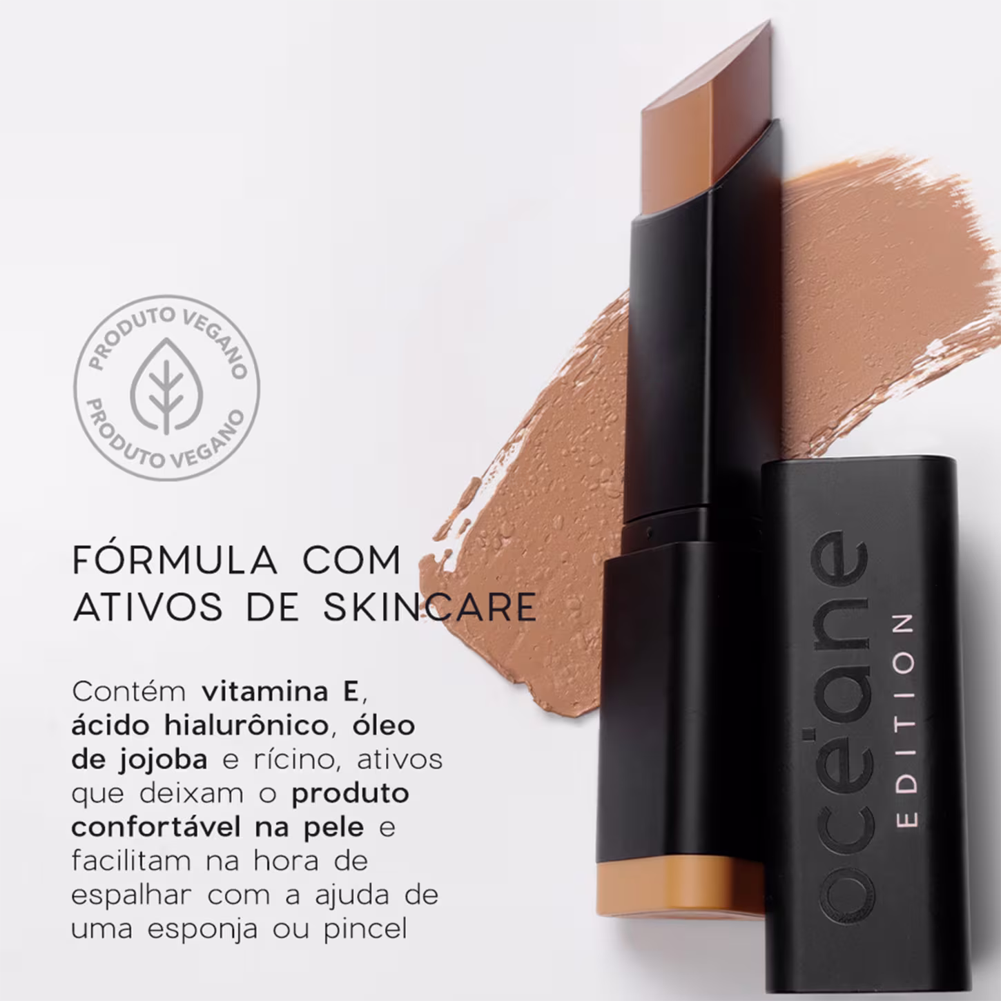A imagem mostra a Base Océane Edition Foundation Stick em formato de bastão. Ao lado um texto descreve: "Fórmula com ativos de skincare" com vitamina E, ácido hialurônico, óleos vegetais, que prometem conforto na pele e facilidade na aplicação.