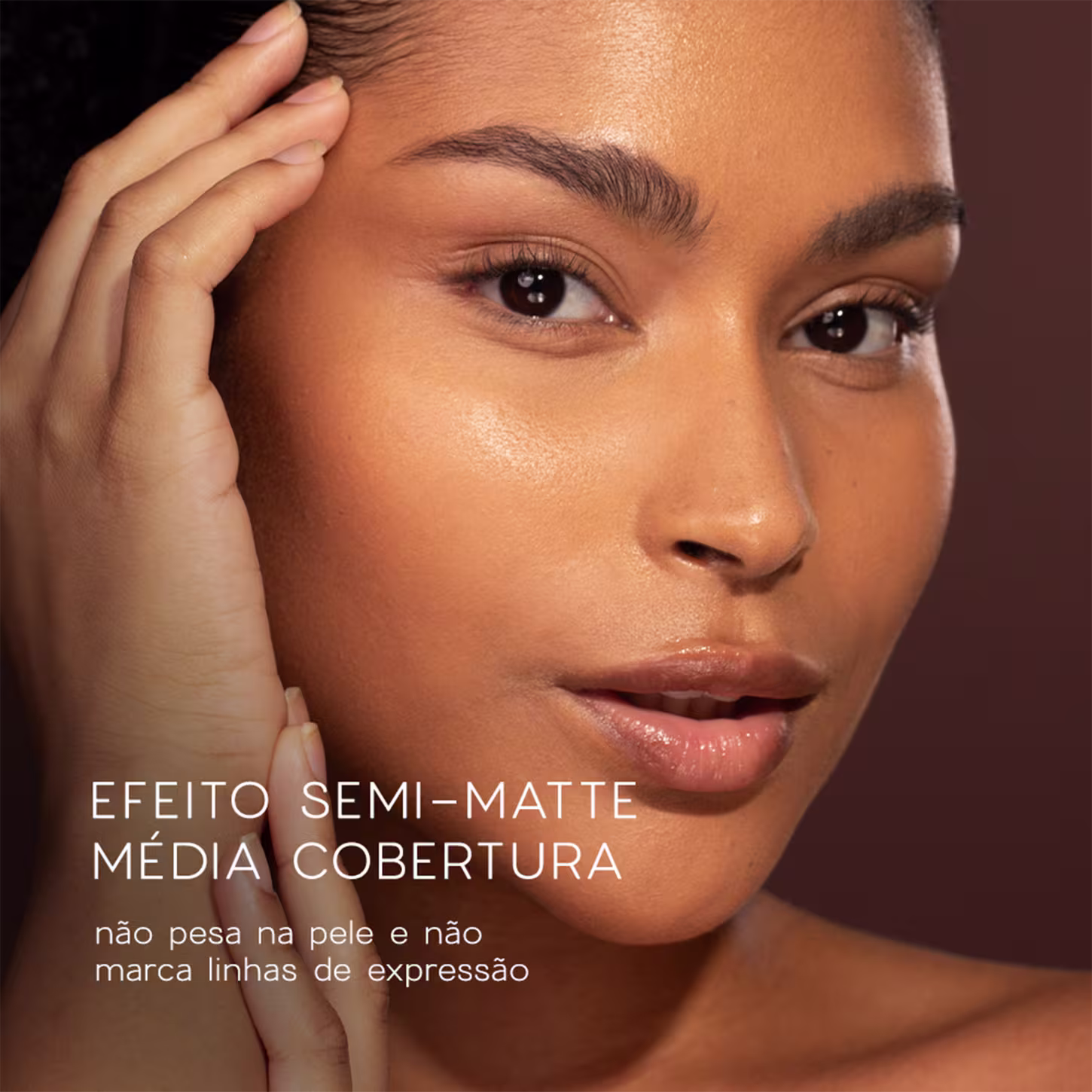 A imagem apresenta o rosto de uma modelo morena com o cabelo preso e maquiagem suave.  Traz ainda o texto "EFEITO SEMI-MATTE MÉDIA COBERTURA" e "não pesa na pele e não marca linhas de expressão".