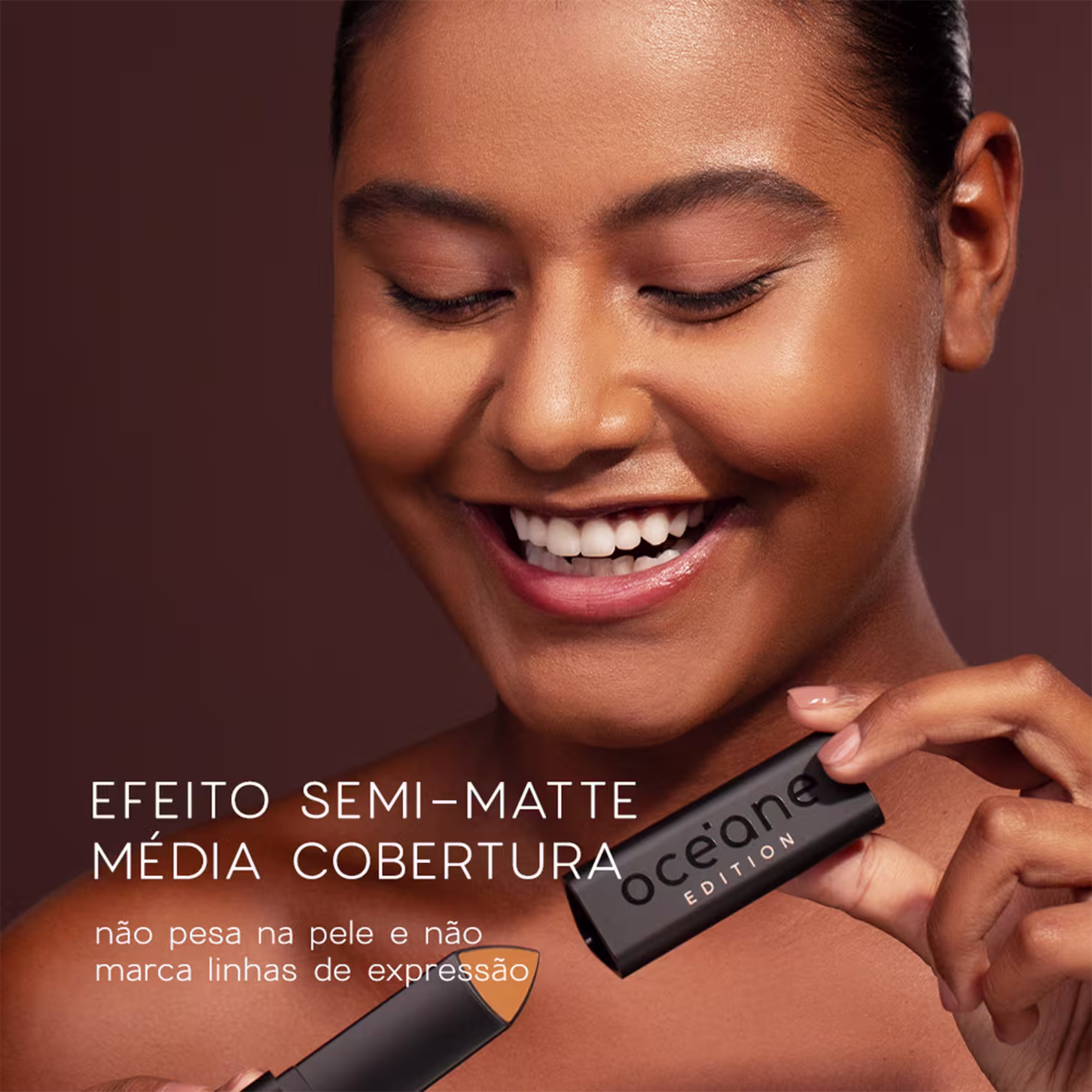 A imagem apresenta o rosto de uma modelo negra com o cabelo preso e maquiagem suave.  Traz ainda o texto "EFEITO SEMI-MATTE MÉDIA COBERTURA" e "não pesa na pele e não marca linhas de expressão".