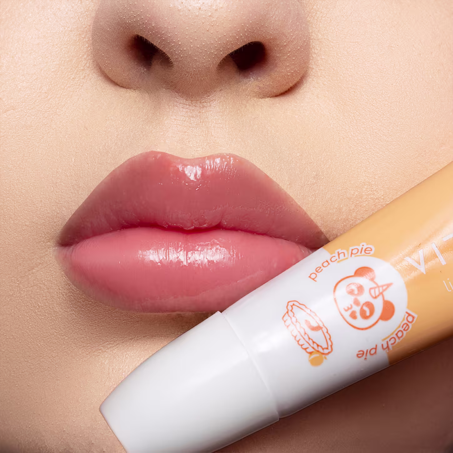 A imagem mostra uma modelo usando o produto.