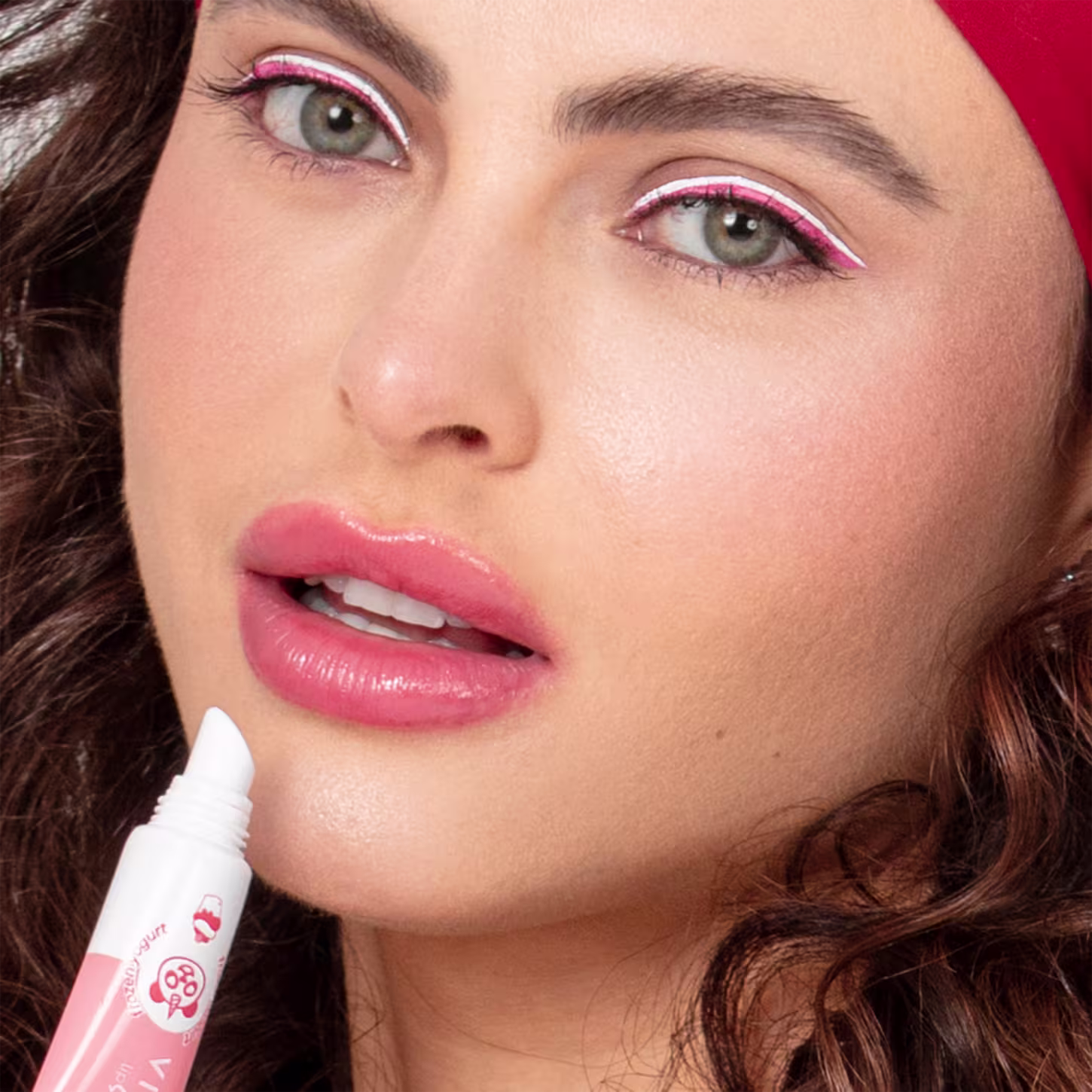 A imagem mostra uma modelo usando o produto.
