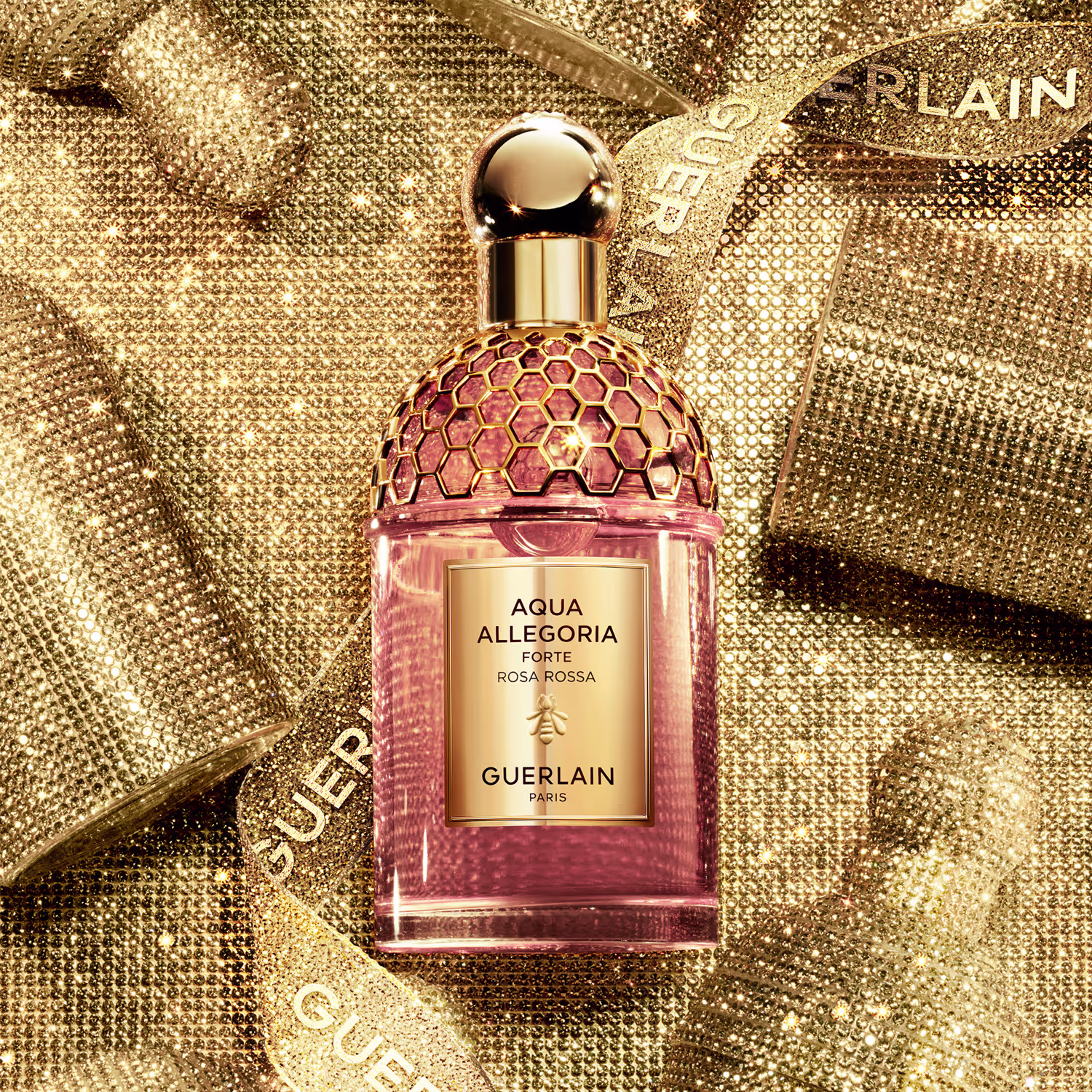A imagem mostra o frasco do perfume num fundo dourado.