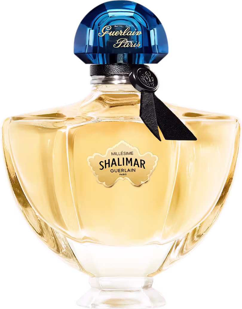 A imagem mostra um frasco de perfume arredondado com tampa azul.