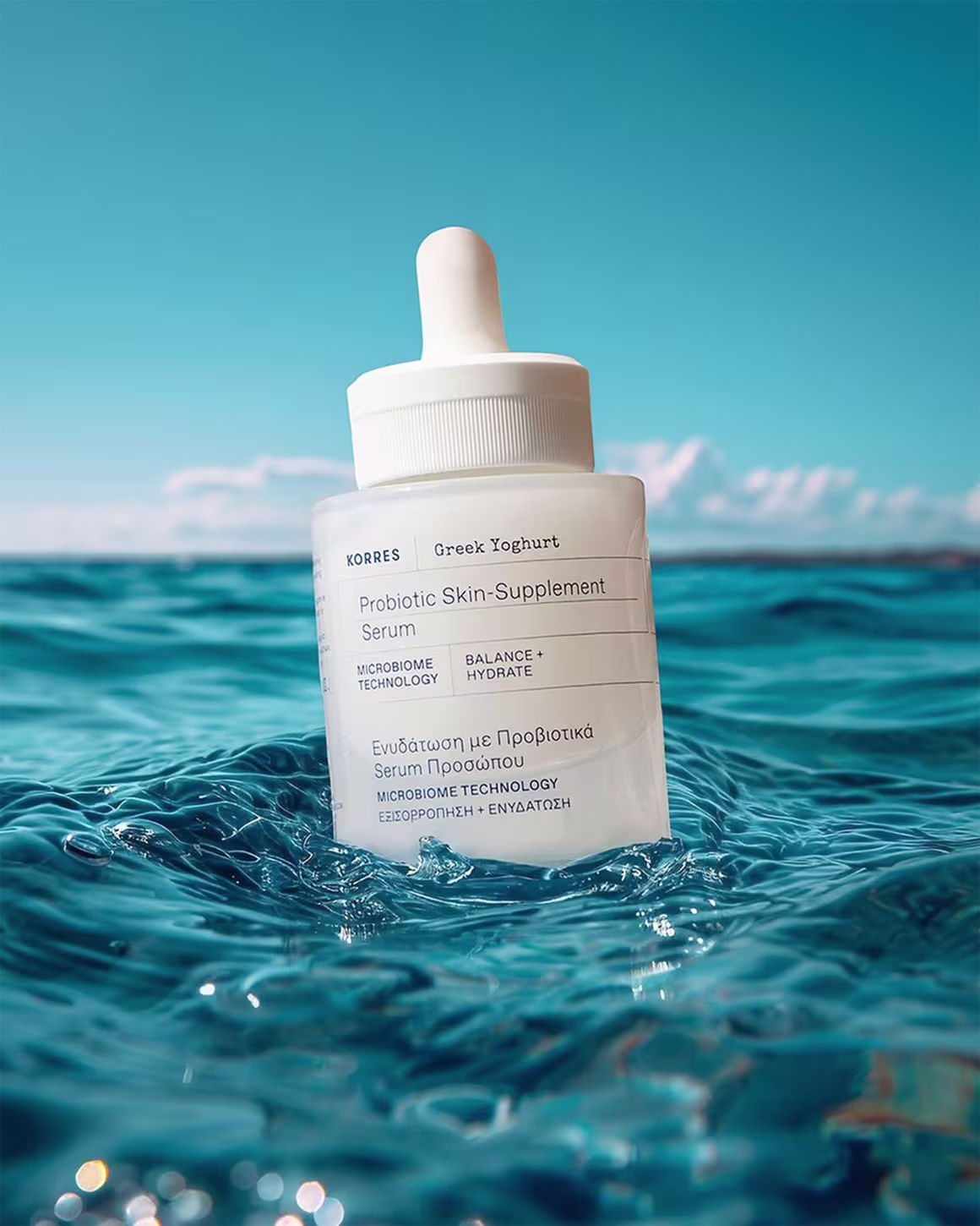 A imagem mostra o sérum boiando na água do mar.