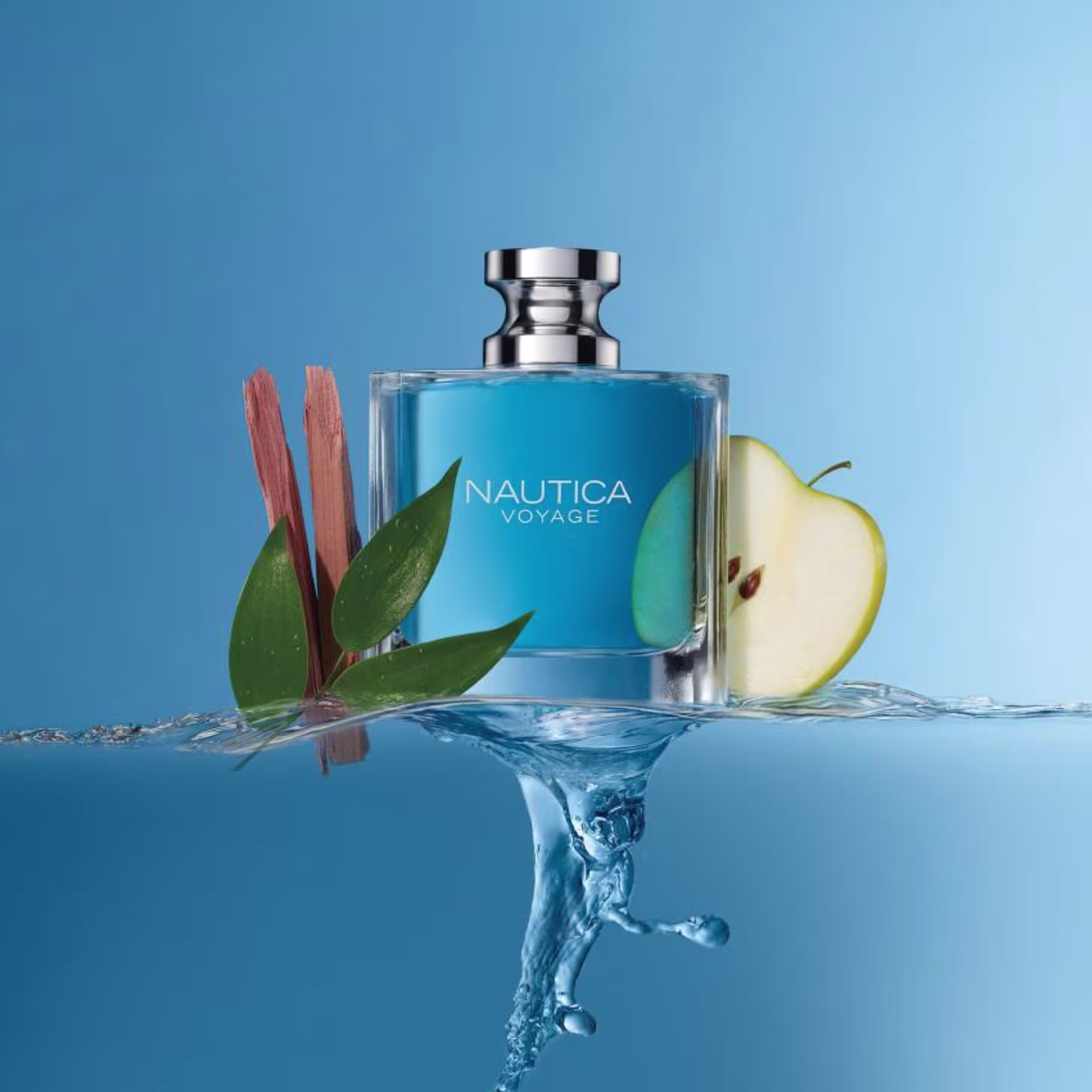 Ao lado do frasco, há uma folha verde, gravetos marrons e uma fatia de maçã. O frasco e os elementos naturais estão parcialmente submersos em água azul, criando um efeito de respingo. O nome "Nautica Voyage" está impresso no frasco em letras brancas.