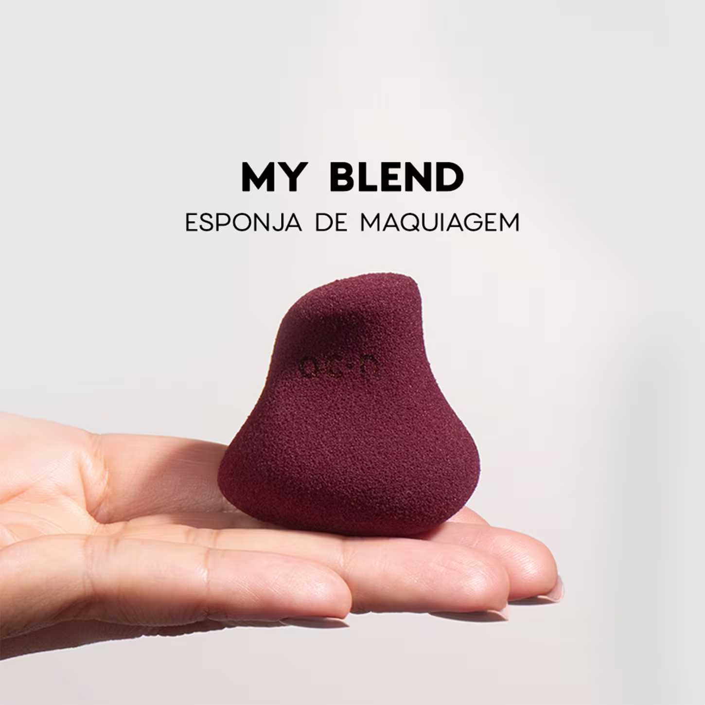 Esponja posicionada na palma de uma mão feminina.