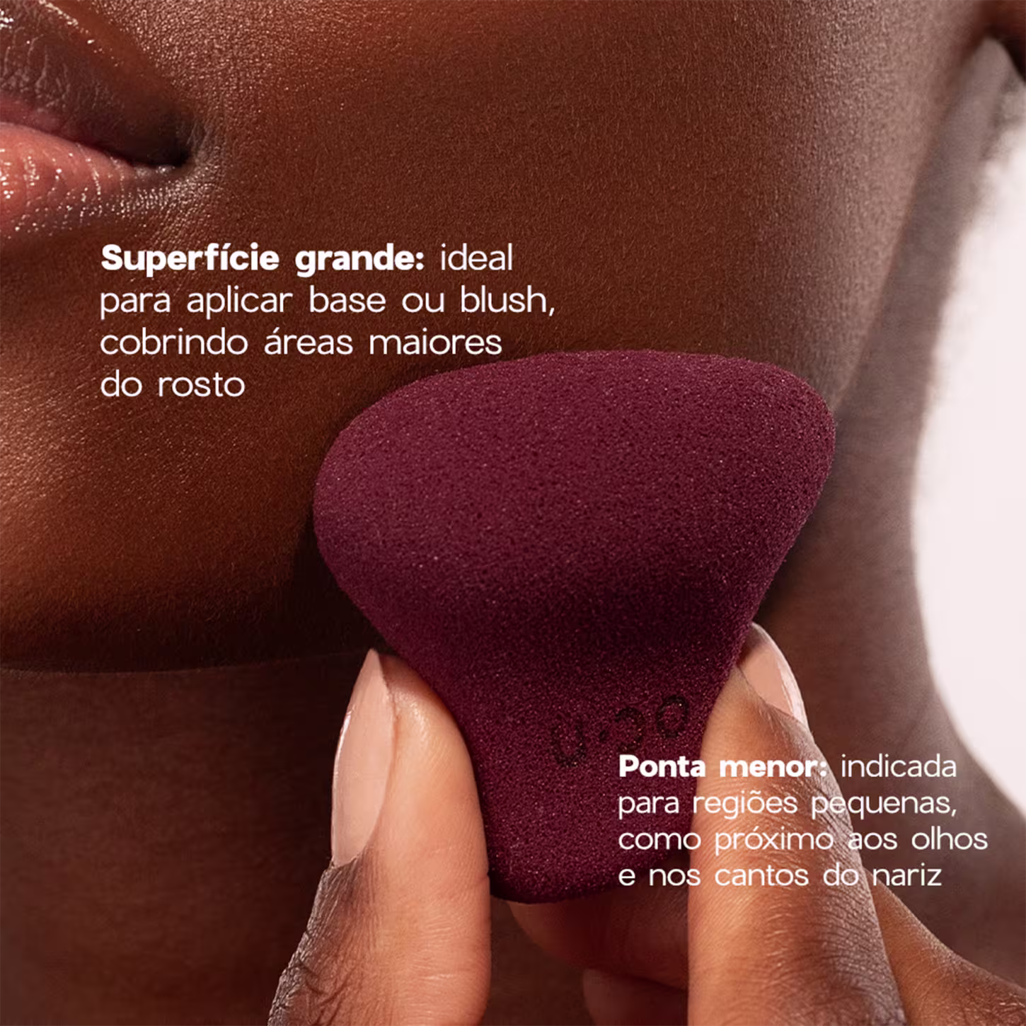 Lado maior é ideal para aplicar base ou blush, cobrindo áreas maiores do rosto, enquanto a ponta menor é indicada para regiões pequenas, como próximo aos olhos e nos cantos do nariz.