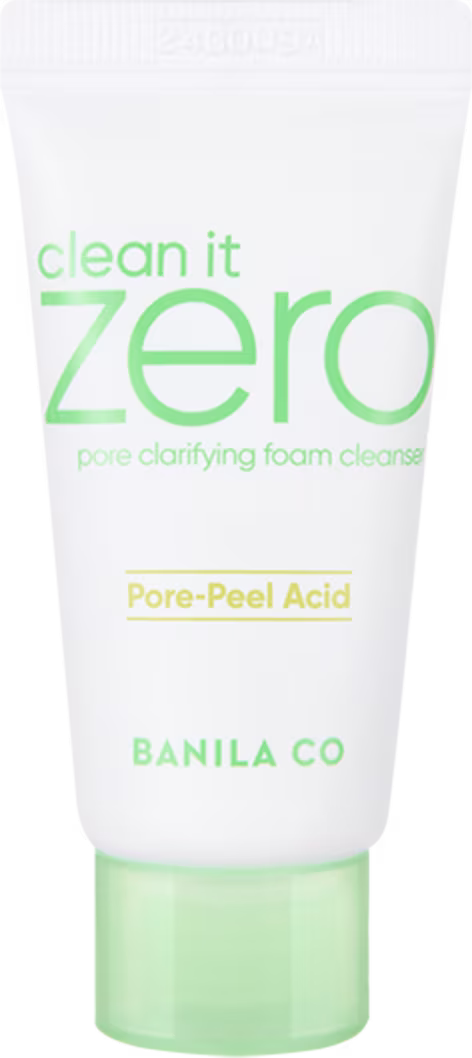 O produto apresentado é um limpador facial em espuma da marca Banila CO, chamado "Clean It Zero". A embalagem é um tubo branco com detalhes verdes, contendo informações sobre o produto.