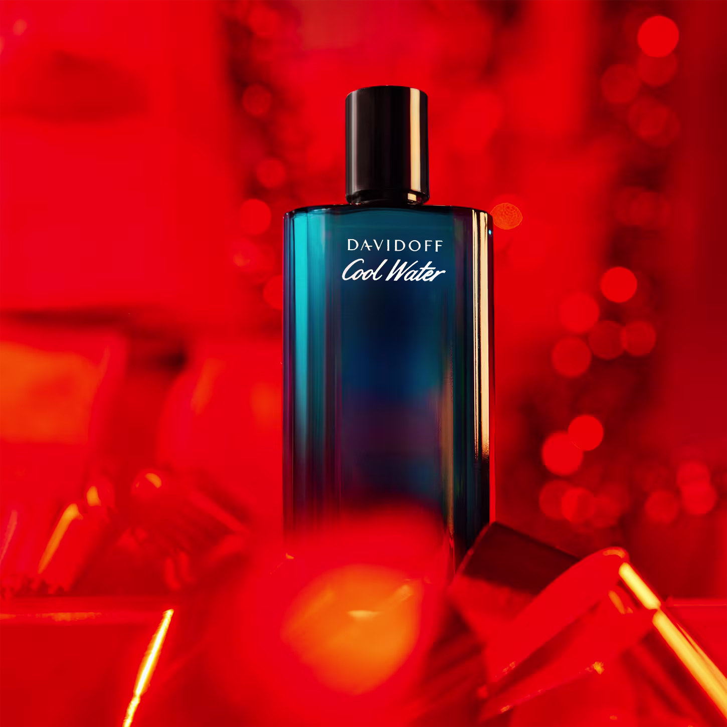 A imagem mostra o frasco de perfume.