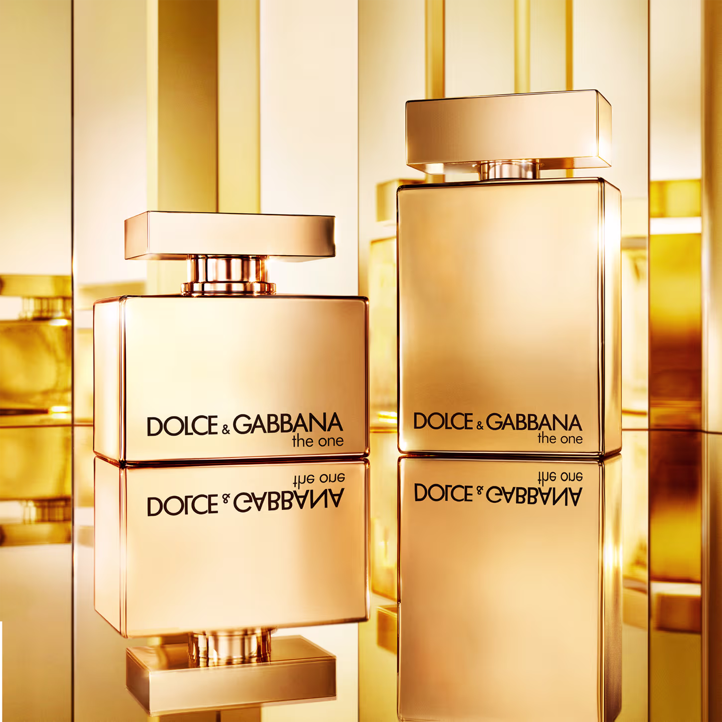 O produto apresentado na imagem é um frasco de perfume da marca Dolce & Gabbana, chamado "the one". O frasco é dourado e possui um design retangular com linhas simples e elegantes. Volumetria de 100ml.