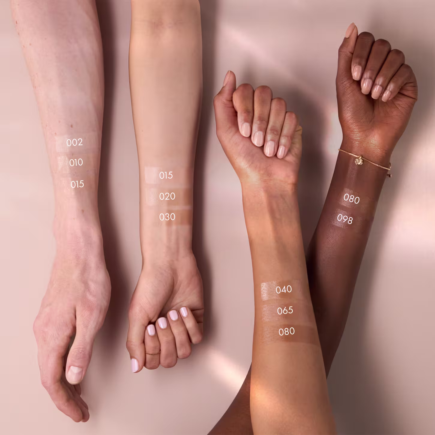 4 braços de cores de pele diferentes com listras coloridas, simulando as amostras de cores em diferentes pessoas.