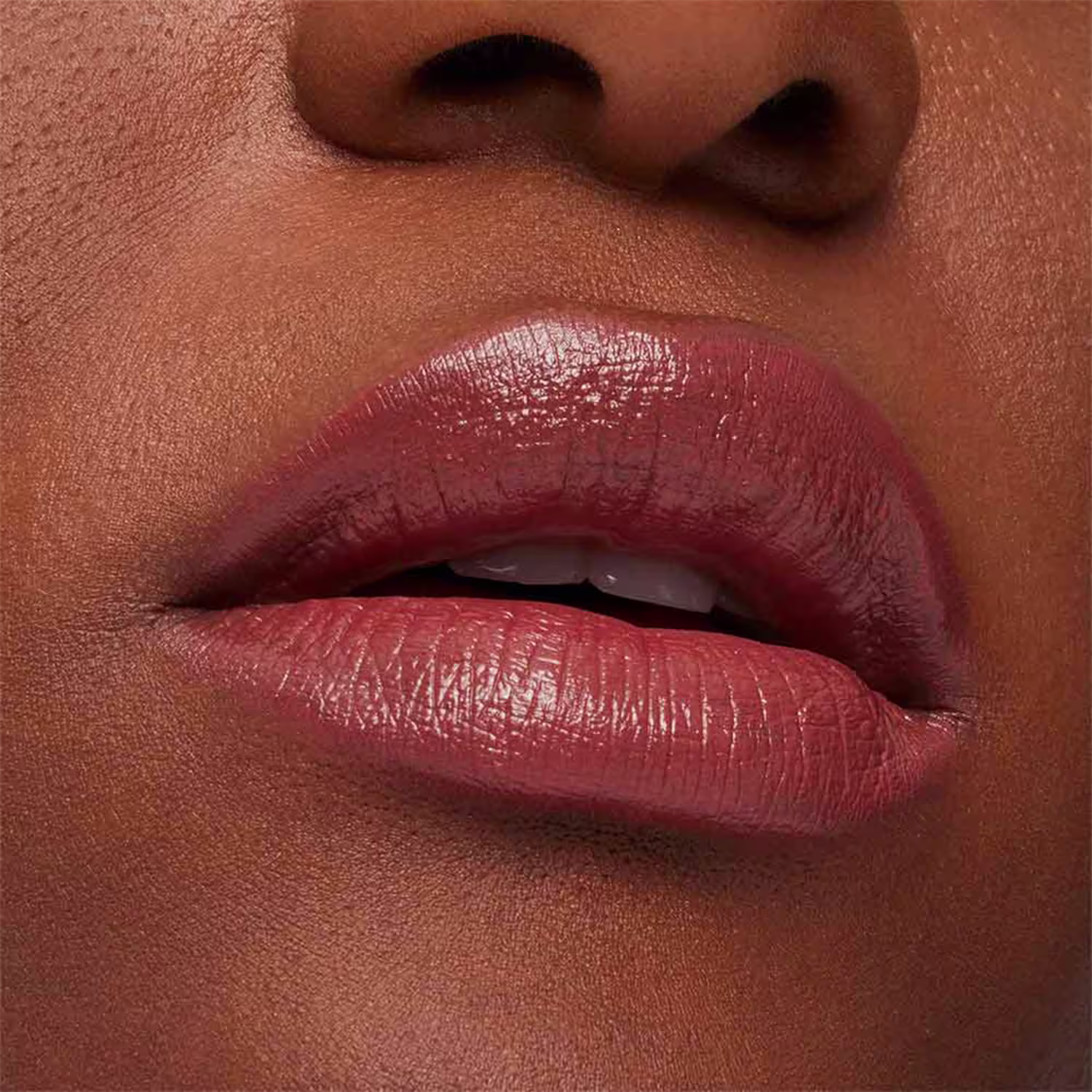 A imagem mostra o batom aplicado sobre lábios de uma pele negra, mostrando como a tonalidade fica neste tom de pele.