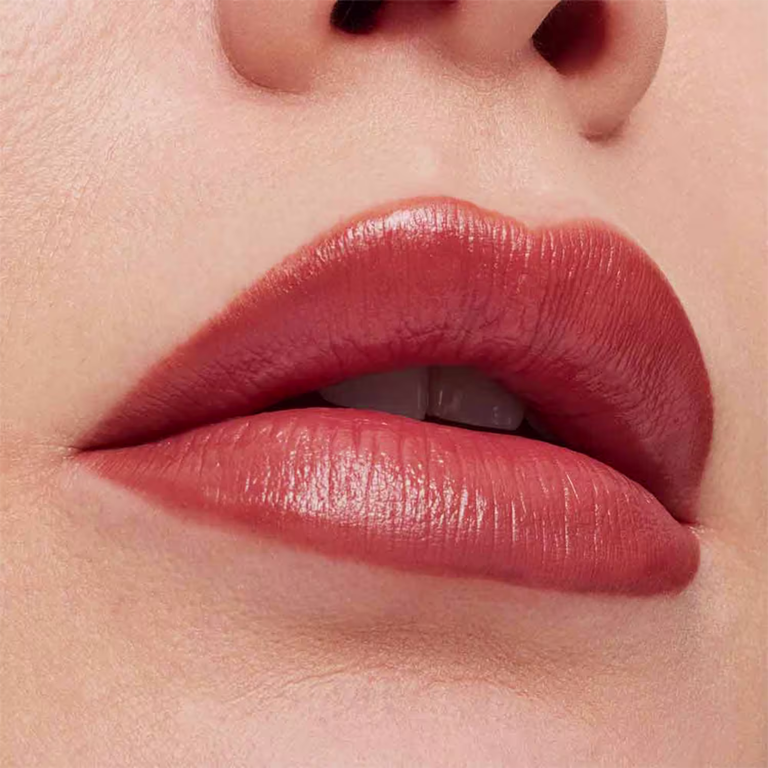 A imagem mostra o mesmo batom, agora aplicado sobre lábios de uma pele mais clara, realçando o contraste da cor.