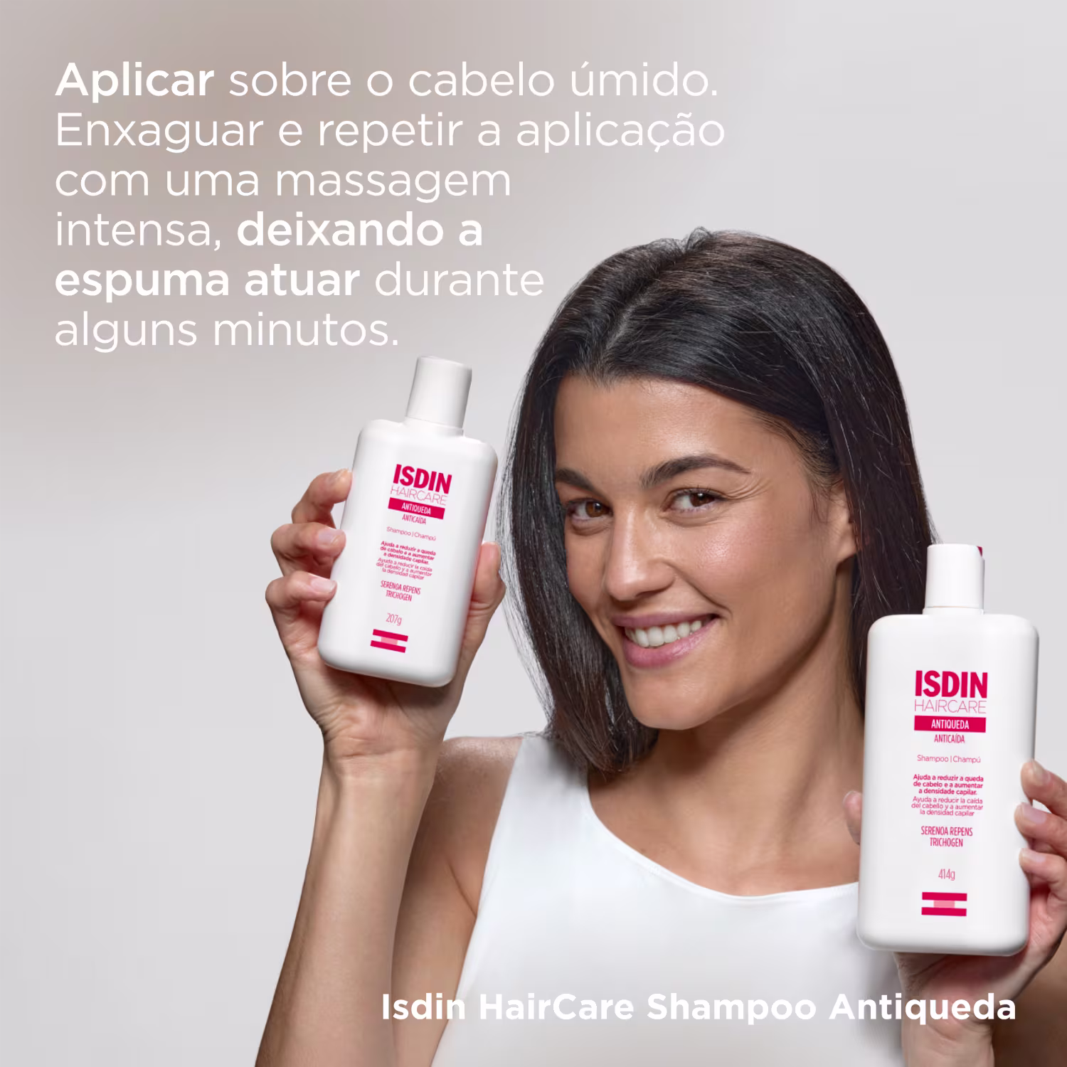 A imagem mostra uma mulher sorridente segurando um shampoo em cada mão. No canto superior esquerdo está descrito o modo de uso do produto.