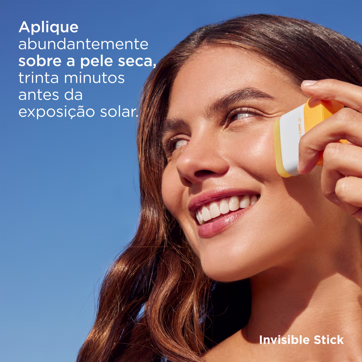 O texto na imagem informa que o produto deve ser aplicado abundantemente na pele seca, 30 minutos antes da exposição solar.