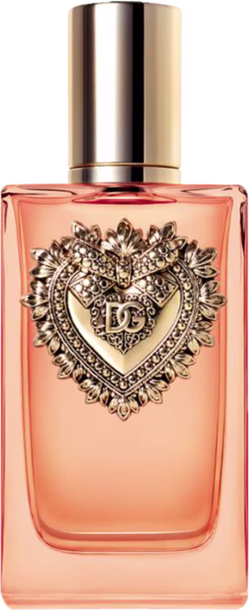 A imagem mostra um frasco retangular, coral, com tampa dourada e logo da marca 'DG entrelaçado em um coração adornado.